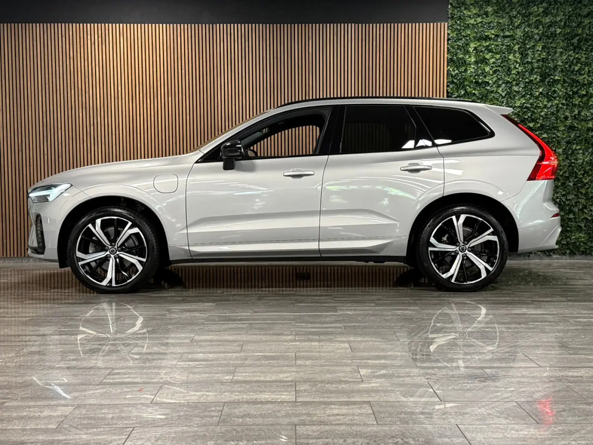 T6 AWD Recharge Plus Dark | Trekhaak | Harman Kardon | Adaptieve Cruise Control | Stoelverwarming voor+achter | Stuurwielverwarming | Full LED Meesturende koplampen | Parkeercamera | Pilot A