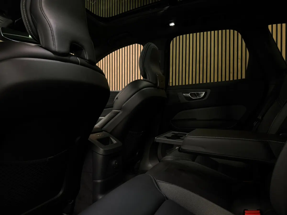 T6 AWD Recharge Plus Dark | Trekhaak | Harman Kardon | Adaptieve Cruise Control | Stoelverwarming voor+achter | Stuurwielverwarming | Full LED Meesturende koplampen | Parkeercamera | Pilot A