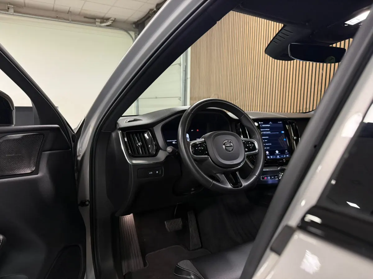 T6 AWD Recharge Plus Dark | Trekhaak | Harman Kardon | Adaptieve Cruise Control | Stoelverwarming voor+achter | Stuurwielverwarming | Full LED Meesturende koplampen | Parkeercamera | Pilot A
