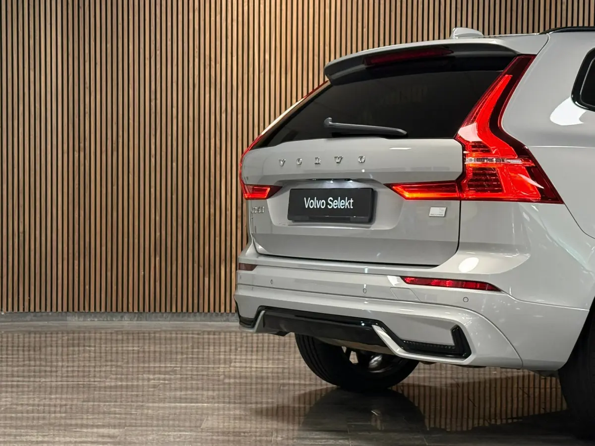 T6 AWD Recharge Plus Dark | Trekhaak | Harman Kardon | Adaptieve Cruise Control | Stoelverwarming voor+achter | Stuurwielverwarming | Full LED Meesturende koplampen | Parkeercamera | Pilot A