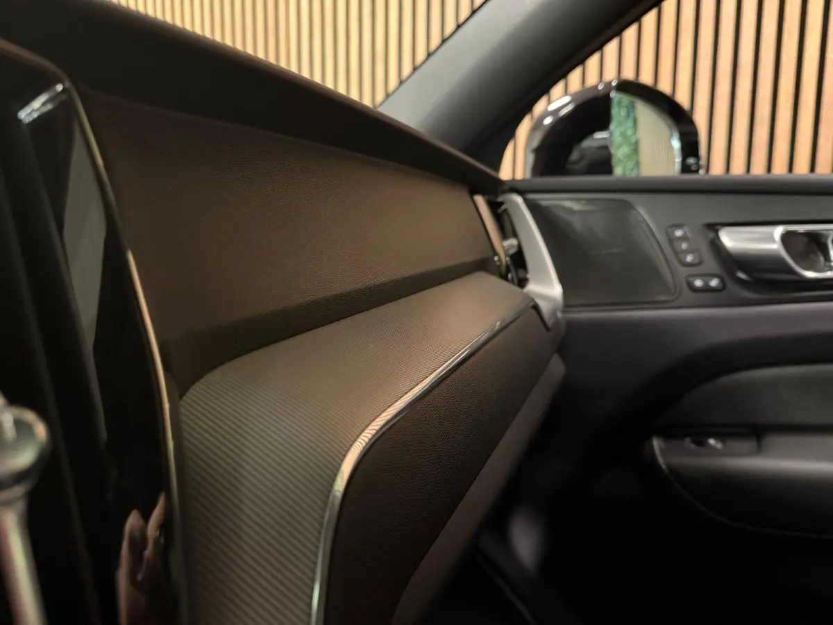 T6 AWD Recharge Plus Dark | Trekhaak | Harman Kardon | Adaptieve Cruise Control | Stoelverwarming voor+achter | Stuurwielverwarming | Full LED Meesturende koplampen | Parkeercamera | Pilot A