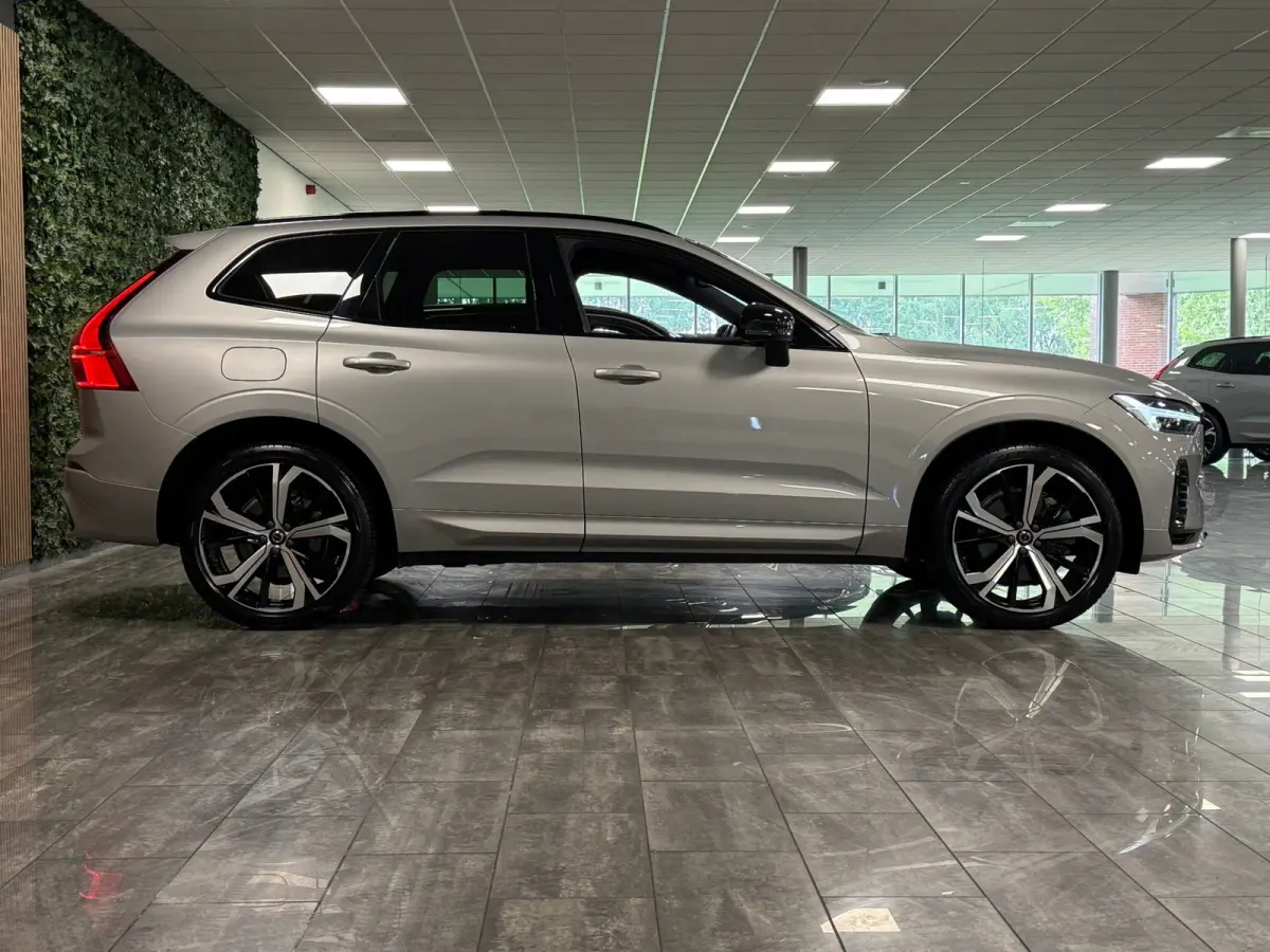 T6 AWD Recharge Plus Dark | Trekhaak | Harman Kardon | Adaptieve Cruise Control | Stoelverwarming voor+achter | Stuurwielverwarming | Full LED Meesturende koplampen | Parkeercamera | Pilot A