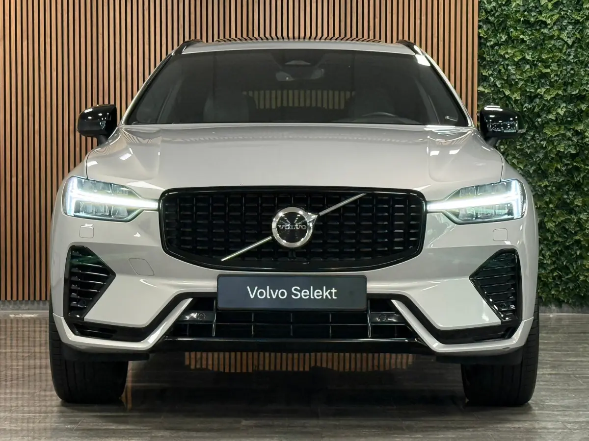 T6 AWD Recharge Plus Dark | Trekhaak | Harman Kardon | Adaptieve Cruise Control | Stoelverwarming voor+achter | Stuurwielverwarming | Full LED Meesturende koplampen | Parkeercamera | Pilot A
