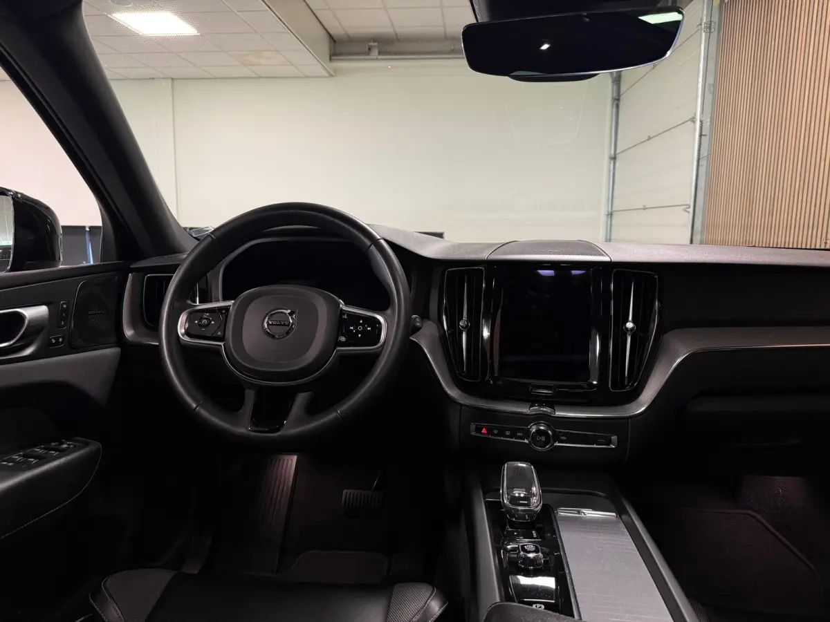 T6 AWD Recharge Plus Dark | Trekhaak | Harman Kardon | Adaptieve Cruise Control | Stoelverwarming voor+achter | Stuurwielverwarming | Full LED Meesturende koplampen | Parkeercamera | Pilot A