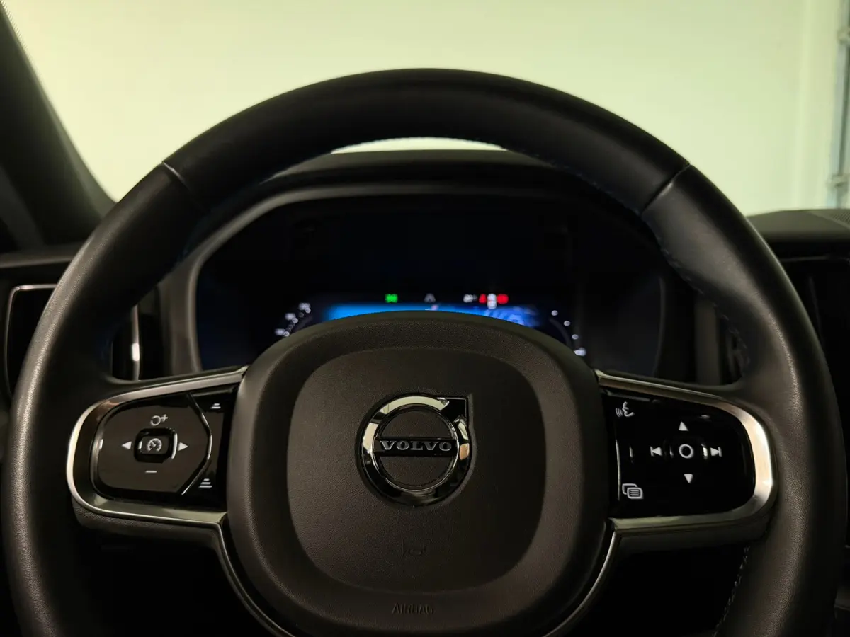 T6 AWD Recharge Plus Dark | Trekhaak | Harman Kardon | Adaptieve Cruise Control | Stoelverwarming voor+achter | Stuurwielverwarming | Full LED Meesturende koplampen | Parkeercamera | Pilot A