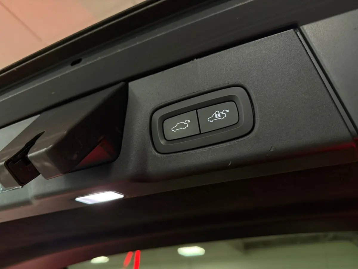 T8 AWD Recharge Ultimate Dark | Bowers & Wilkins | Luchtvering | Stoelventilatie | Schuifdak | Head-Up Display | Stoelmassage | 455pk | Adaptieve Cruise Control | Stoelverwarming voor+achter