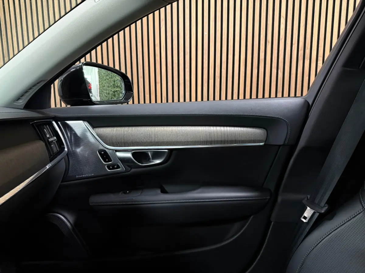 T8 AWD Recharge Ultimate Dark | Bowers & Wilkins | Luchtvering | Stoelventilatie | Schuifdak | Head-Up Display | Stoelmassage | 455pk | Adaptieve Cruise Control | Stoelverwarming voor+achter