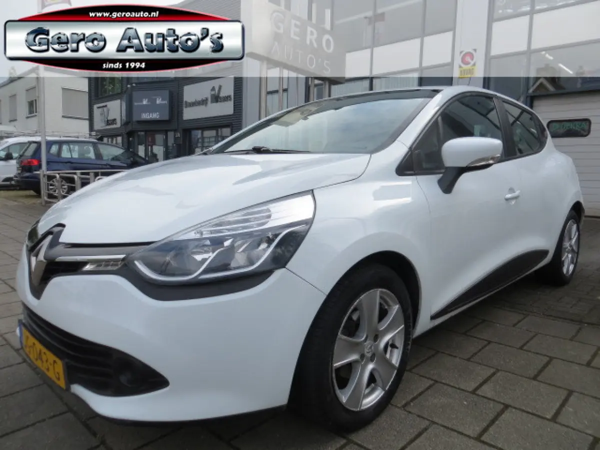 Clio Expression 5 deurs automaat airco cruise control etc nieuwe distrubitie compleet !