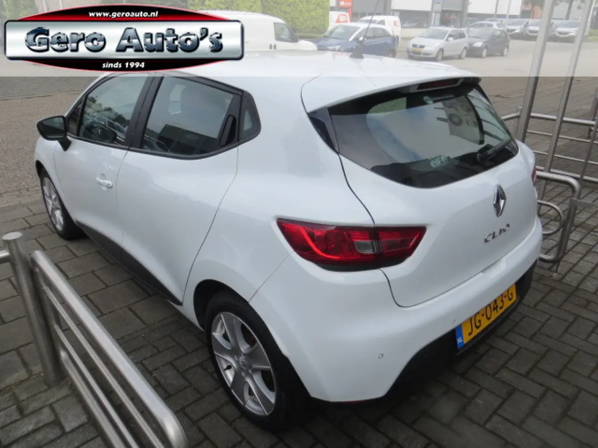 Clio Expression 5 deurs automaat airco cruise control etc nieuwe distrubitie compleet !