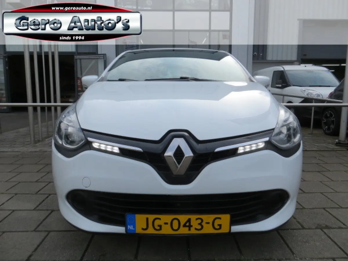 Clio Expression 5 deurs automaat airco cruise control etc nieuwe distrubitie compleet !