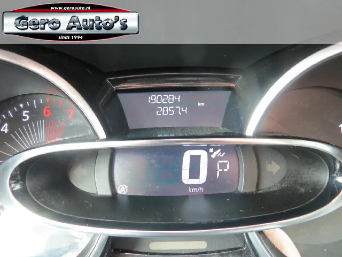 Clio Expression 5 deurs automaat airco cruise control etc nieuwe distrubitie compleet !