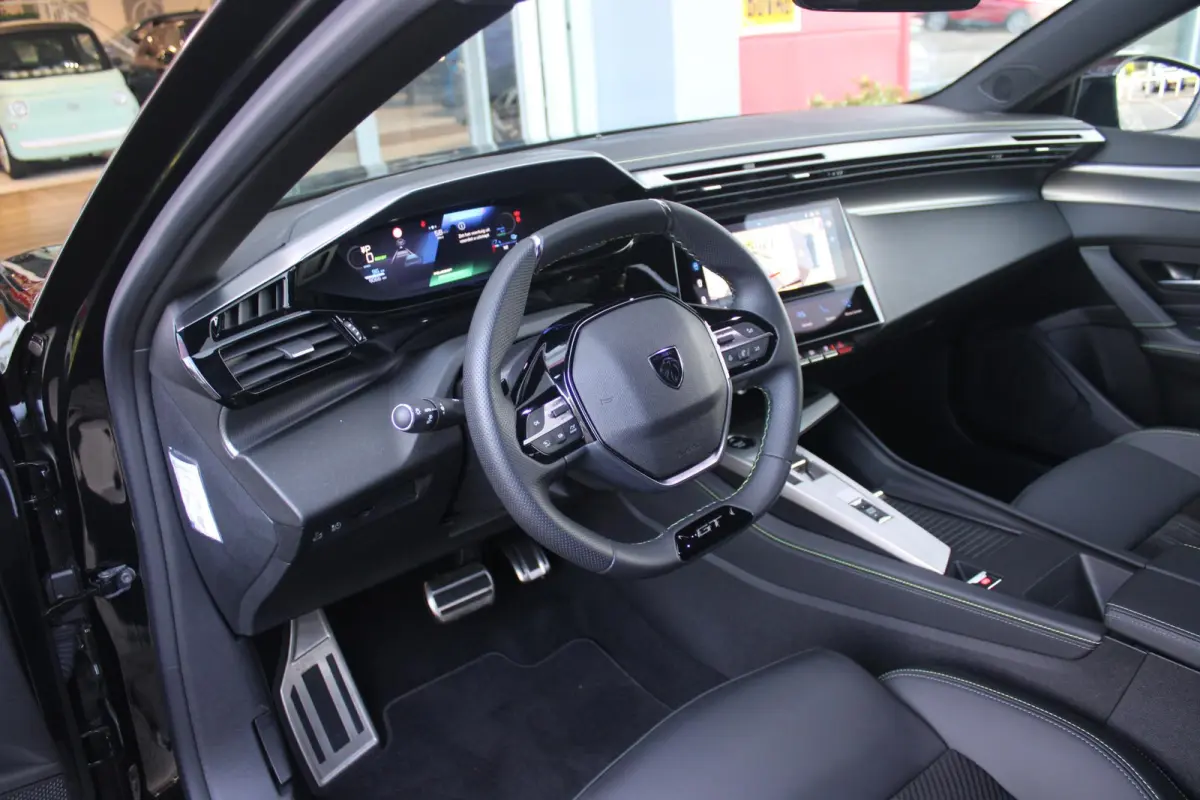 GT 54 kWh | 360° CAMERA | ELEKTRISCHE STOEL VERSTELLING MET MASAGE FUNTIE | VOORSTOELEN VERWARMD | ALCANTARA BEKLEDING | DRAADLOZE APPLE CARPLAY/ANDROID AUTO | DAB+ RADIO | ADAPTIVE CRUISE 