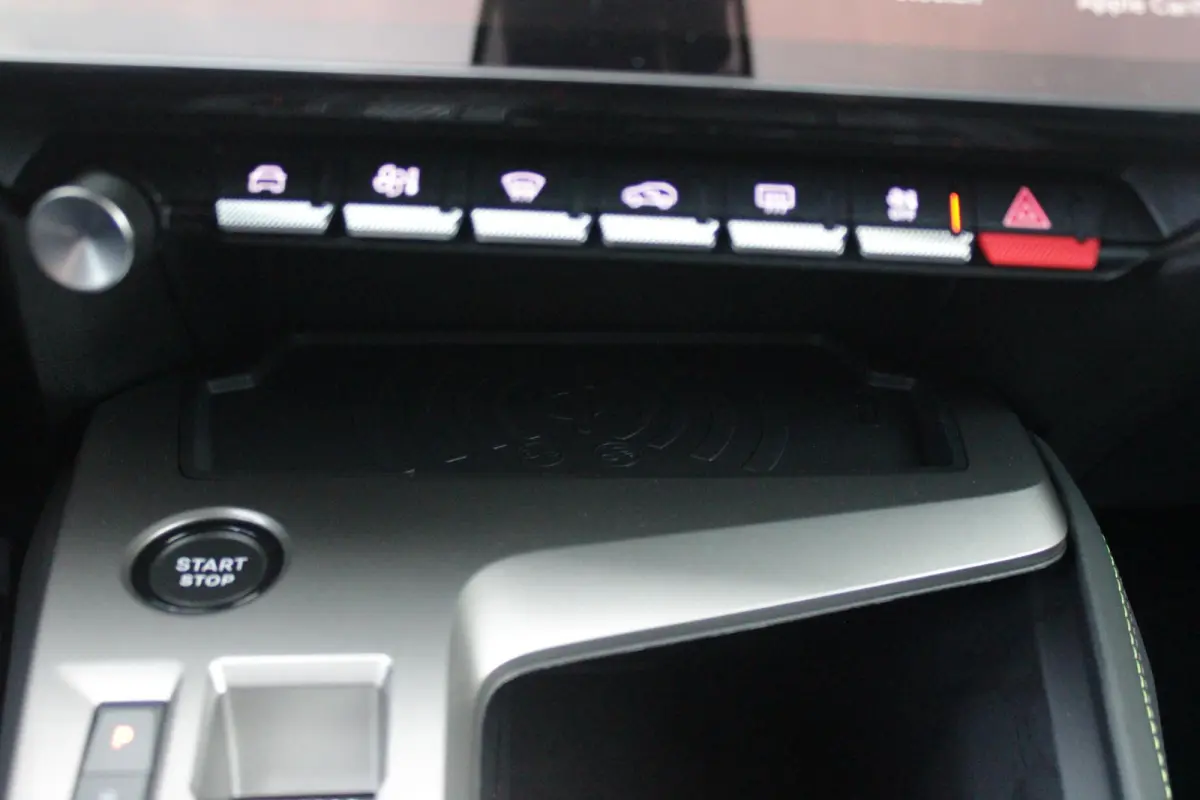 GT 54 kWh | 360° CAMERA | ELEKTRISCHE STOEL VERSTELLING MET MASAGE FUNTIE | VOORSTOELEN VERWARMD | ALCANTARA BEKLEDING | DRAADLOZE APPLE CARPLAY/ANDROID AUTO | DAB+ RADIO | ADAPTIVE CRUISE 