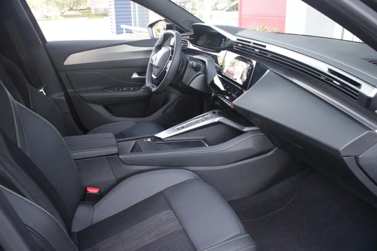 GT 54 kWh | 360° CAMERA | ELEKTRISCHE STOEL VERSTELLING MET MASAGE FUNTIE | VOORSTOELEN VERWARMD | ALCANTARA BEKLEDING | DRAADLOZE APPLE CARPLAY/ANDROID AUTO | DAB+ RADIO | ADAPTIVE CRUISE 