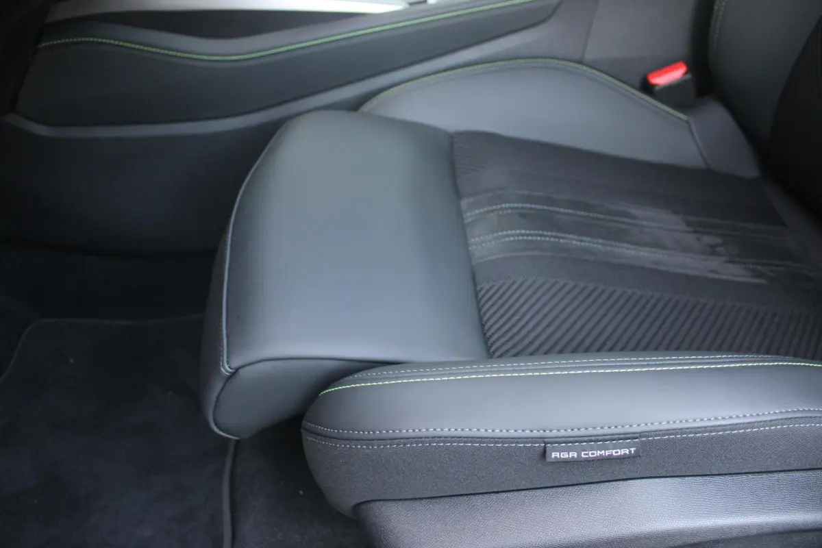 GT 54 kWh | 360° CAMERA | ELEKTRISCHE STOEL VERSTELLING MET MASAGE FUNTIE | VOORSTOELEN VERWARMD | ALCANTARA BEKLEDING | DRAADLOZE APPLE CARPLAY/ANDROID AUTO | DAB+ RADIO | ADAPTIVE CRUISE 