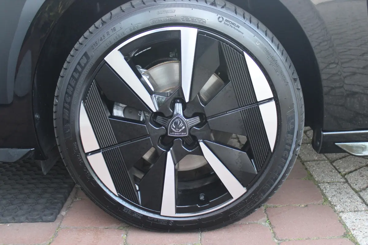 GT 54 kWh | 360° CAMERA | ELEKTRISCHE STOEL VERSTELLING MET MASAGE FUNTIE | VOORSTOELEN VERWARMD | ALCANTARA BEKLEDING | DRAADLOZE APPLE CARPLAY/ANDROID AUTO | DAB+ RADIO | ADAPTIVE CRUISE 