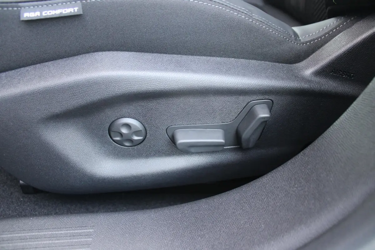 GT 54 kWh | 360° CAMERA | ELEKTRISCHE STOEL VERSTELLING MET MASAGE FUNTIE | VOORSTOELEN VERWARMD | ALCANTARA BEKLEDING | DRAADLOZE APPLE CARPLAY/ANDROID AUTO | DAB+ RADIO | ADAPTIVE CRUISE 