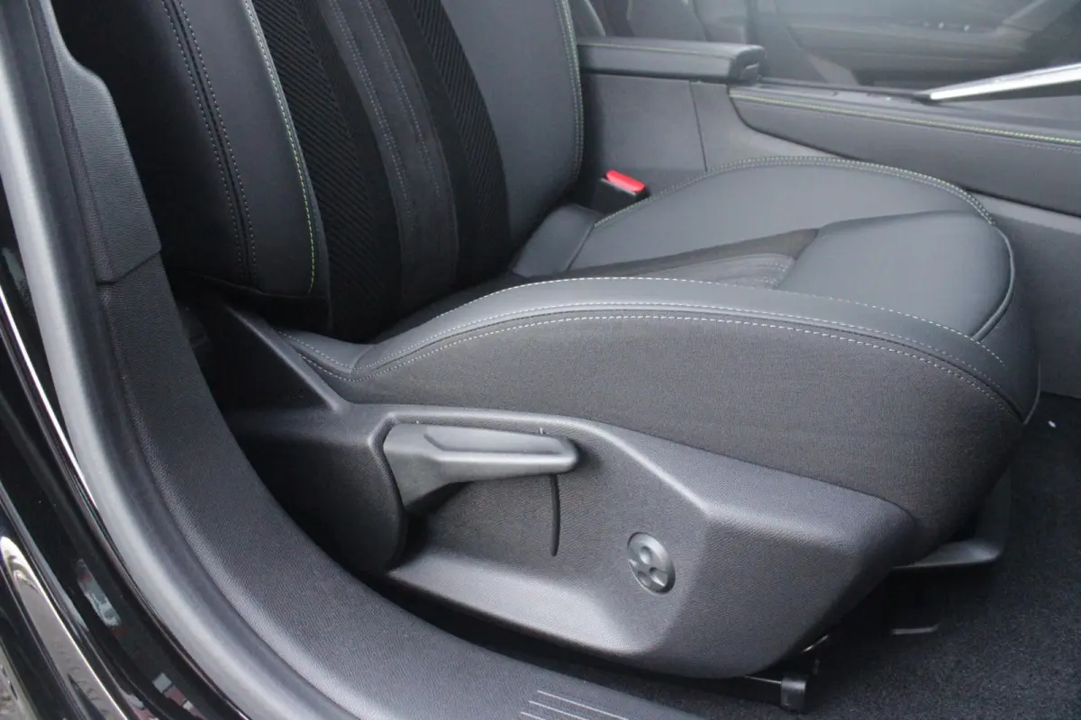 GT 54 kWh | 360° CAMERA | ELEKTRISCHE STOEL VERSTELLING MET MASAGE FUNTIE | VOORSTOELEN VERWARMD | ALCANTARA BEKLEDING | DRAADLOZE APPLE CARPLAY/ANDROID AUTO | DAB+ RADIO | ADAPTIVE CRUISE 