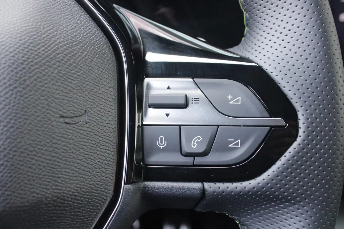 GT 54 kWh | 360° CAMERA | ELEKTRISCHE STOEL VERSTELLING MET MASAGE FUNTIE | VOORSTOELEN VERWARMD | ALCANTARA BEKLEDING | DRAADLOZE APPLE CARPLAY/ANDROID AUTO | DAB+ RADIO | ADAPTIVE CRUISE 