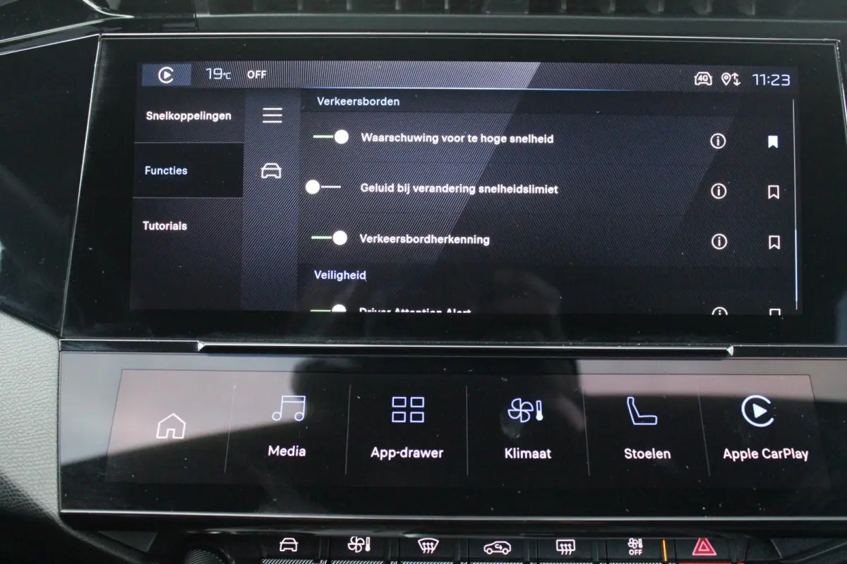 GT 54 kWh | 360° CAMERA | ELEKTRISCHE STOEL VERSTELLING MET MASAGE FUNTIE | VOORSTOELEN VERWARMD | ALCANTARA BEKLEDING | DRAADLOZE APPLE CARPLAY/ANDROID AUTO | DAB+ RADIO | ADAPTIVE CRUISE 