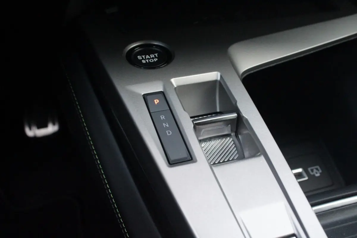 GT 54 kWh | 360° CAMERA | ELEKTRISCHE STOEL VERSTELLING MET MASAGE FUNTIE | VOORSTOELEN VERWARMD | ALCANTARA BEKLEDING | DRAADLOZE APPLE CARPLAY/ANDROID AUTO | DAB+ RADIO | ADAPTIVE CRUISE 