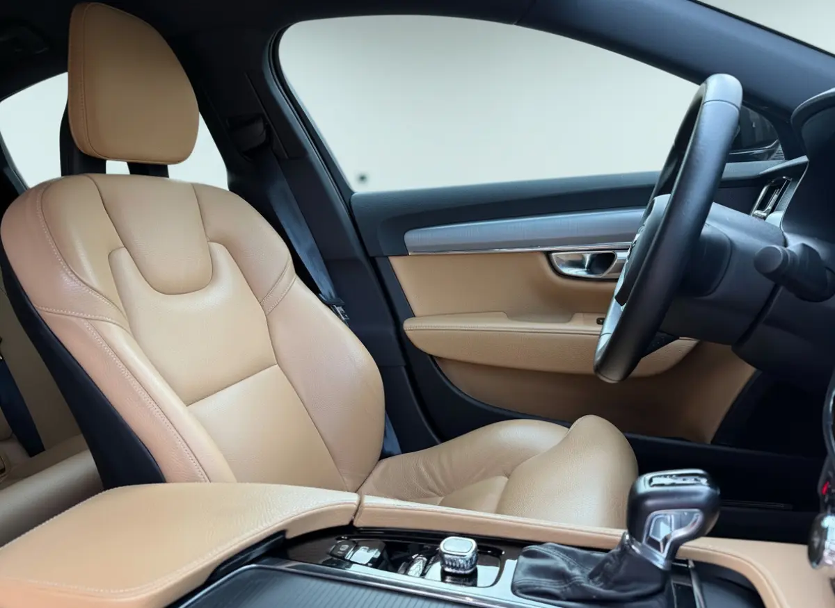 2.0 T4 Momentum+ 190pk Aut., Navi | Leer | Trekhaak | NL auto
