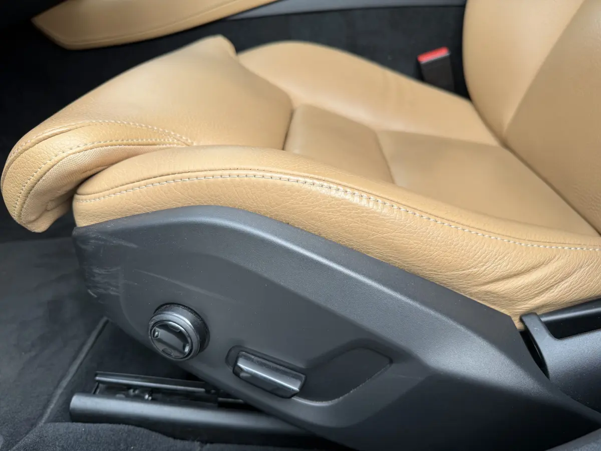 2.0 T4 Momentum+ 190pk Aut., Navi | Leer | Trekhaak | NL auto
