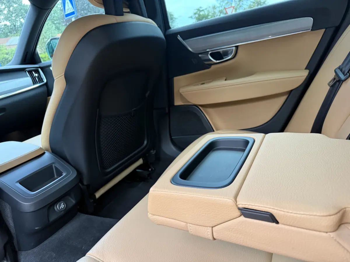 2.0 T4 Momentum+ 190pk Aut., Navi | Leer | Trekhaak | NL auto