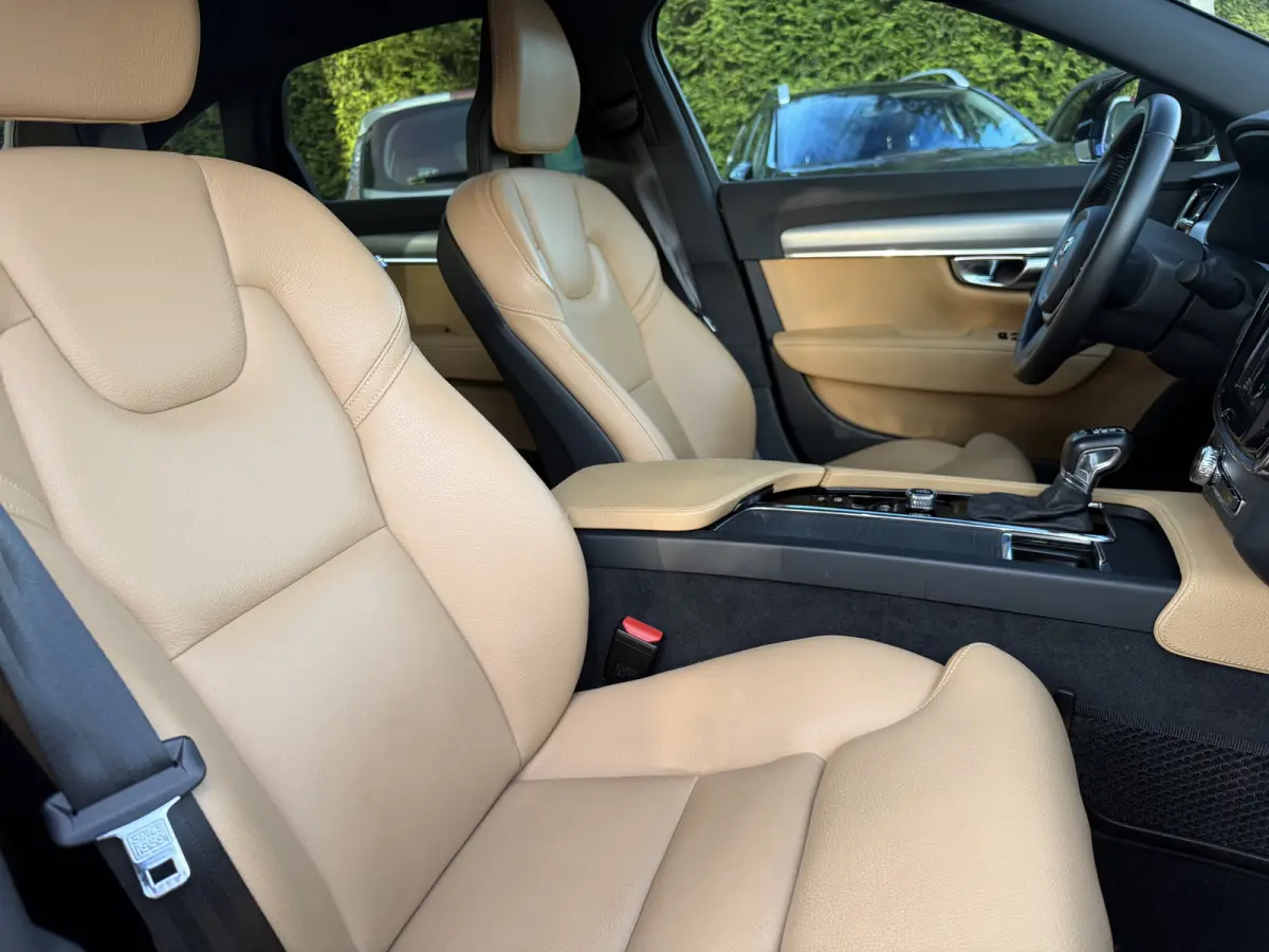 2.0 T4 Momentum+ 190pk Aut., Navi | Leer | Trekhaak | NL auto