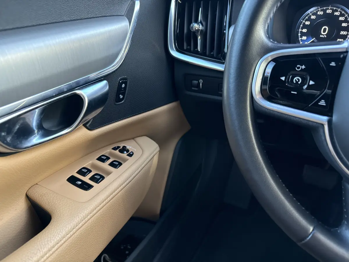 2.0 T4 Momentum+ 190pk Aut., Navi | Leer | Trekhaak | NL auto
