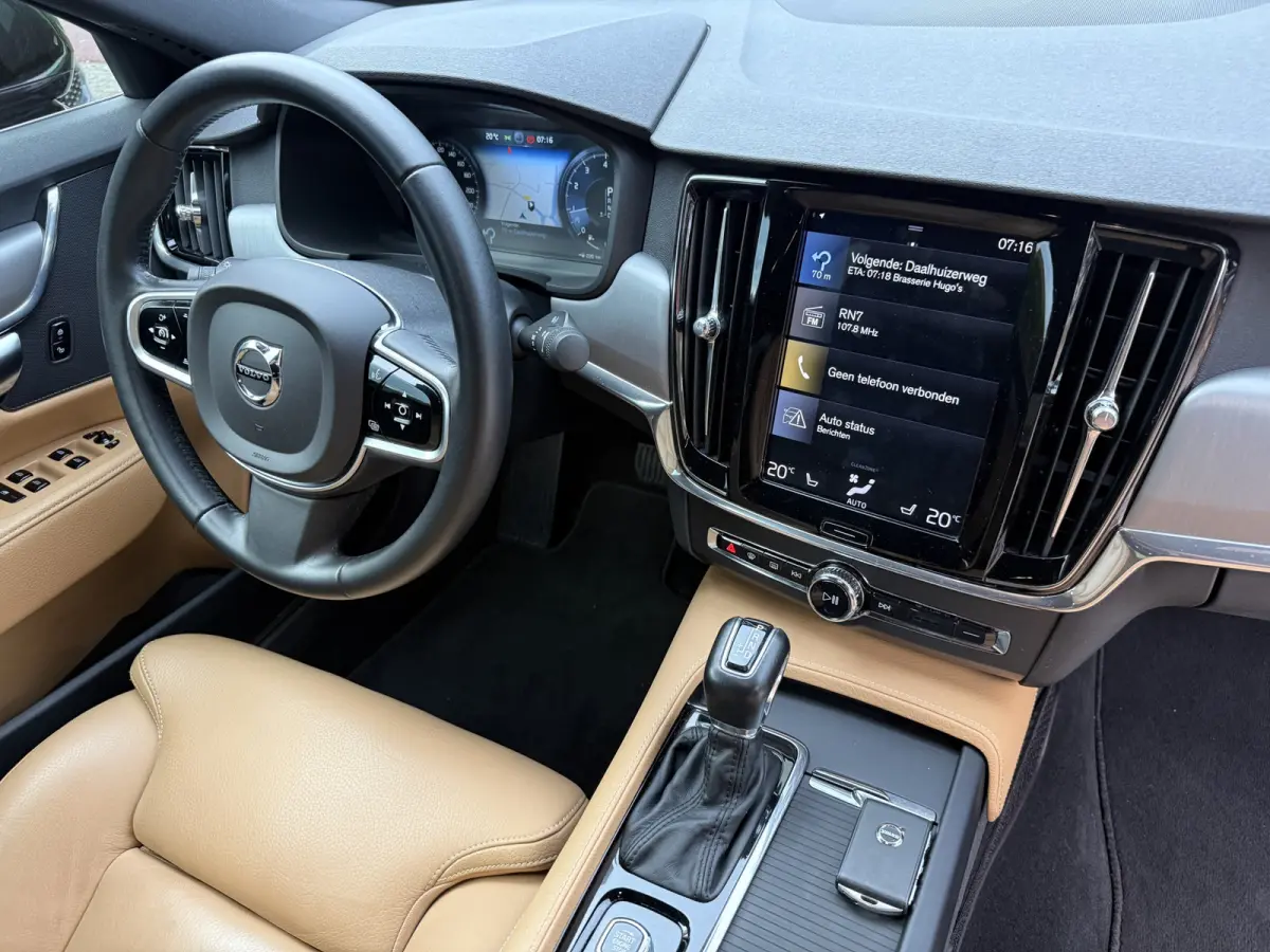 2.0 T4 Momentum+ 190pk Aut., Navi | Leer | Trekhaak | NL auto