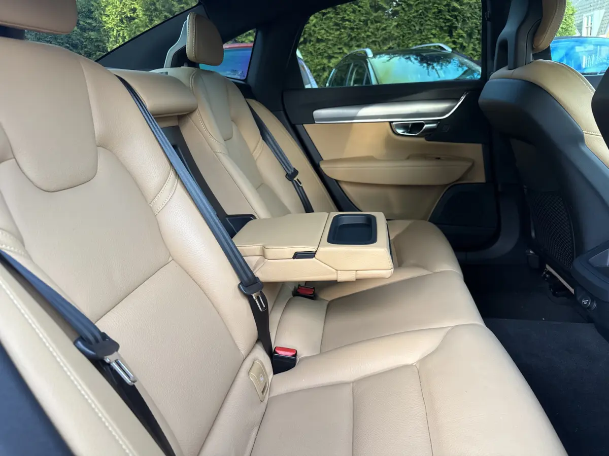 2.0 T4 Momentum+ 190pk Aut., Navi | Leer | Trekhaak | NL auto