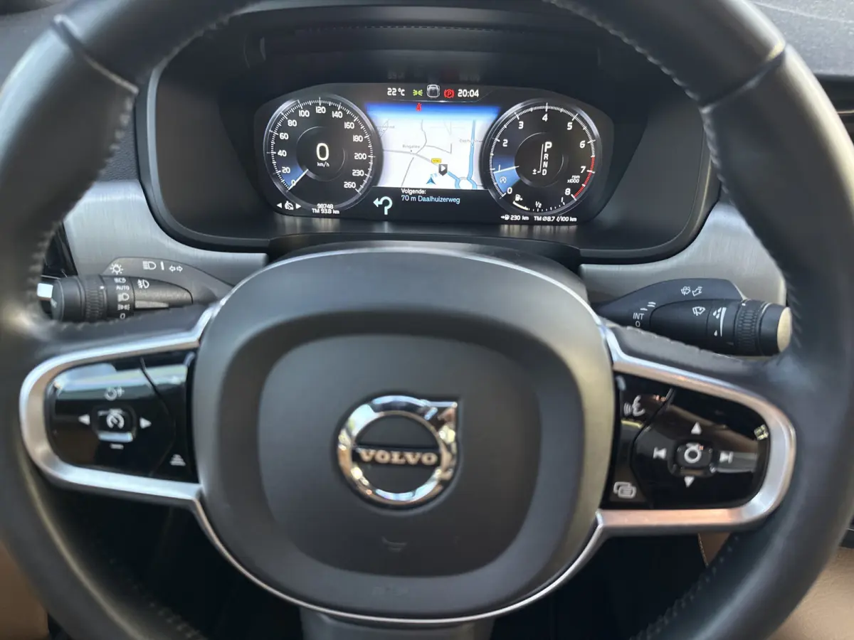 2.0 T4 Momentum+ 190pk Aut., Navi | Leer | Trekhaak | NL auto