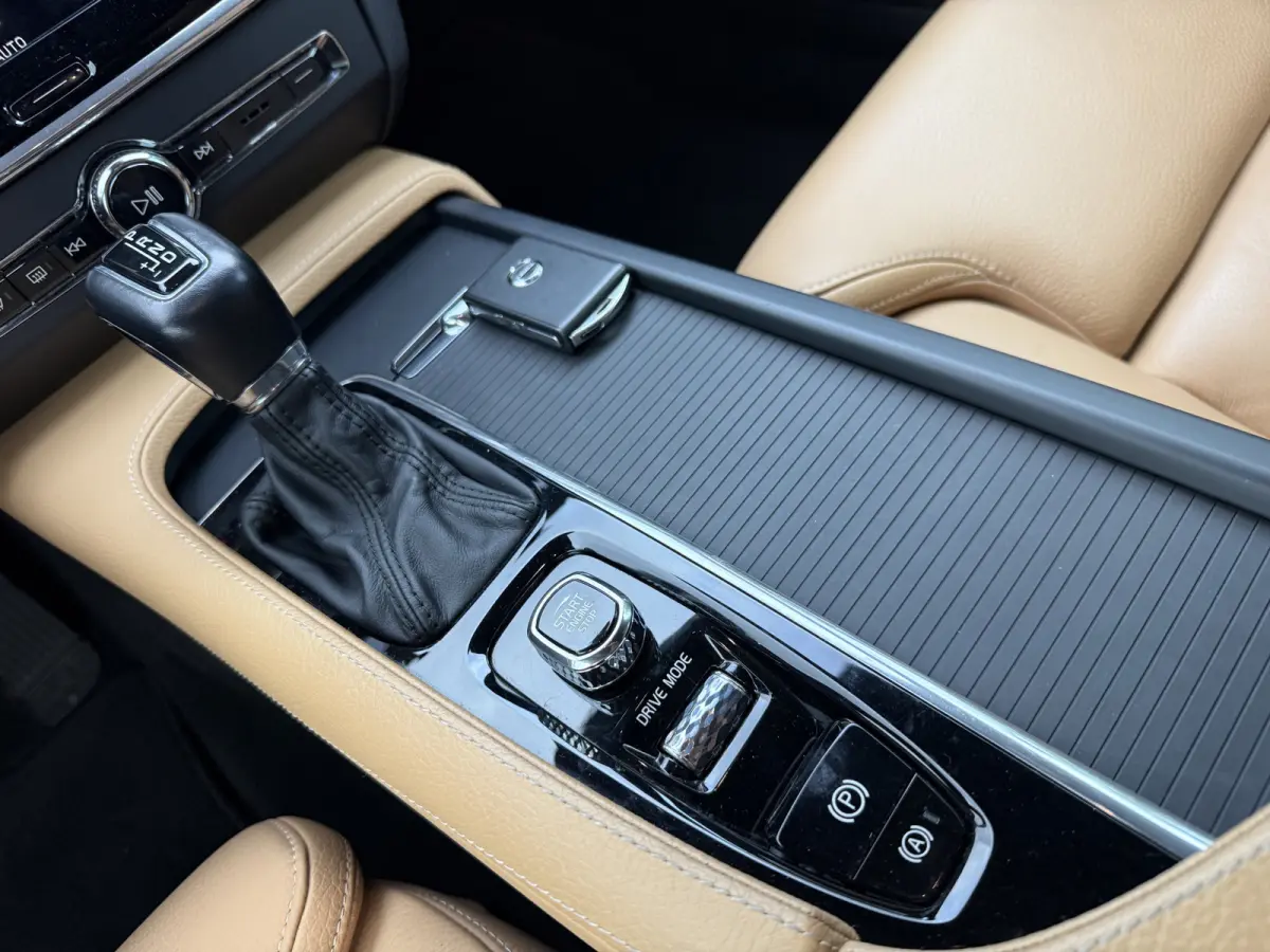 2.0 T4 Momentum+ 190pk Aut., Navi | Leer | Trekhaak | NL auto
