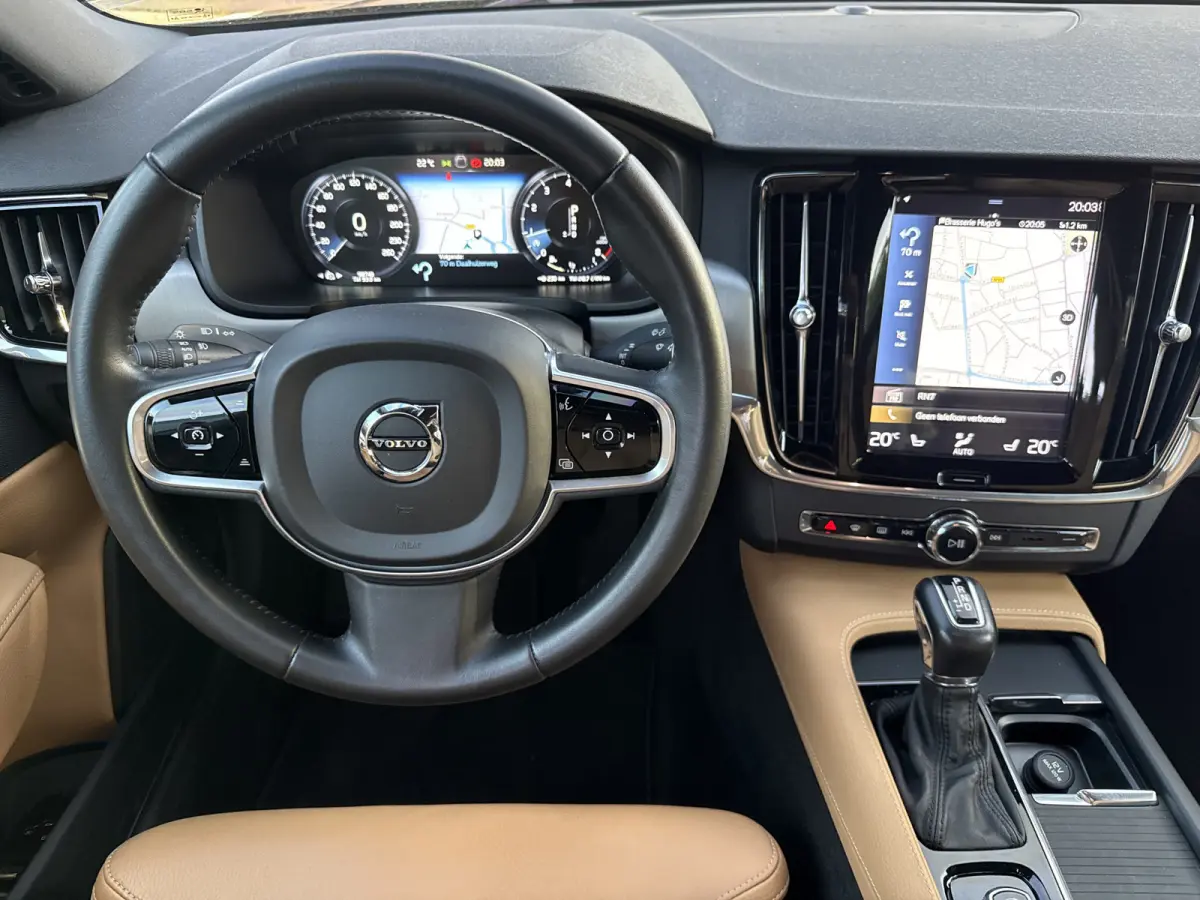 2.0 T4 Momentum+ 190pk Aut., Navi | Leer | Trekhaak | NL auto