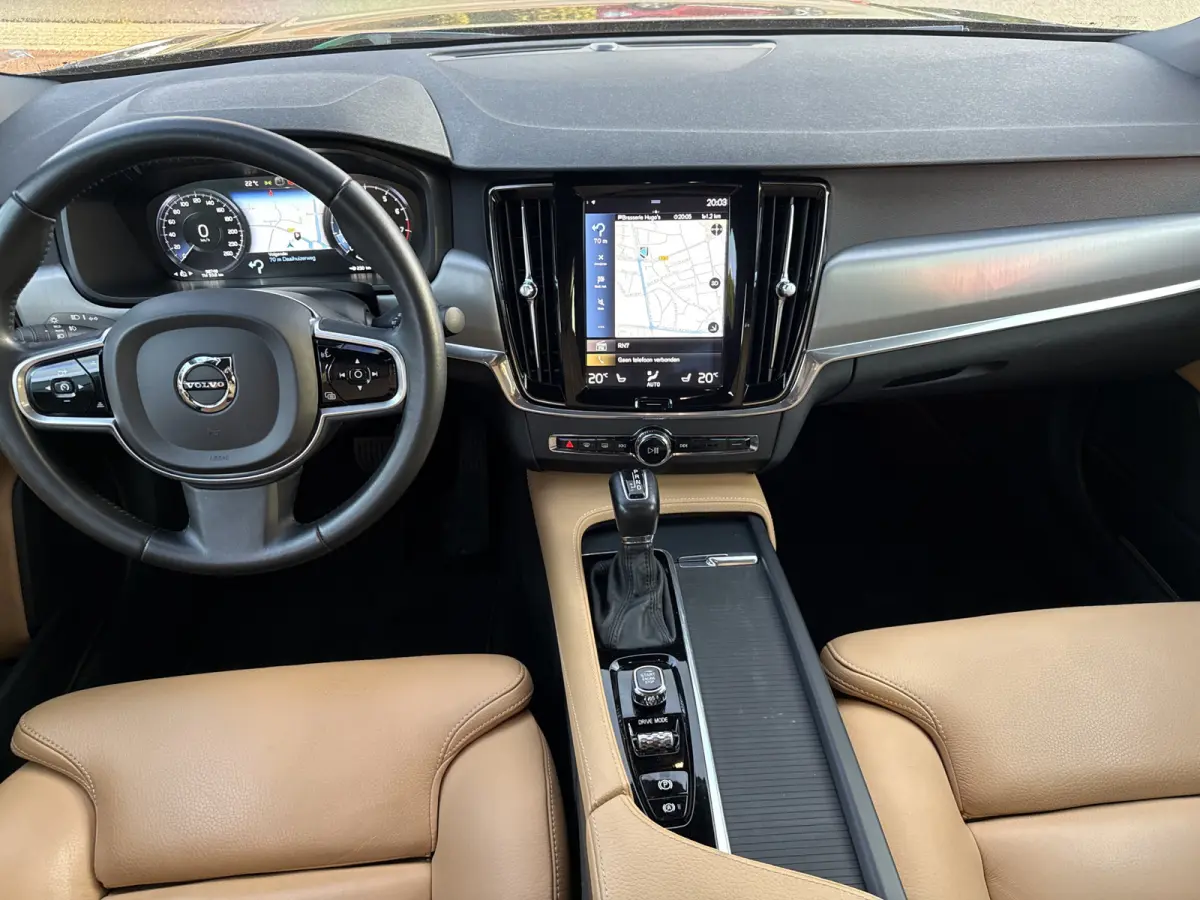 2.0 T4 Momentum+ 190pk Aut., Navi | Leer | Trekhaak | NL auto