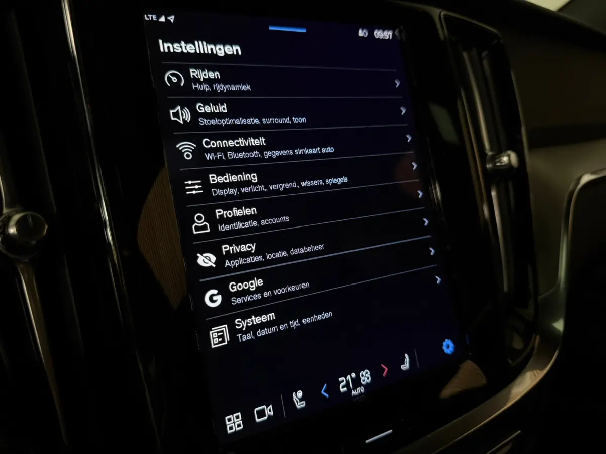 T6 AWD Recharge Plus Dark | Schuifdak | 360 Camera | Harman Kardon | Adaptieve Cruise Control | Stoelverwarming voor+achter | Stuurwielverwarming | Full LED Meesturende koplampen | Pilot Ass