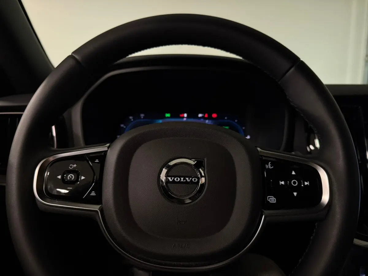 T6 AWD Recharge Plus Dark | Schuifdak | 360 Camera | Harman Kardon | Adaptieve Cruise Control | Stoelverwarming voor+achter | Stuurwielverwarming | Full LED Meesturende koplampen | Pilot Ass