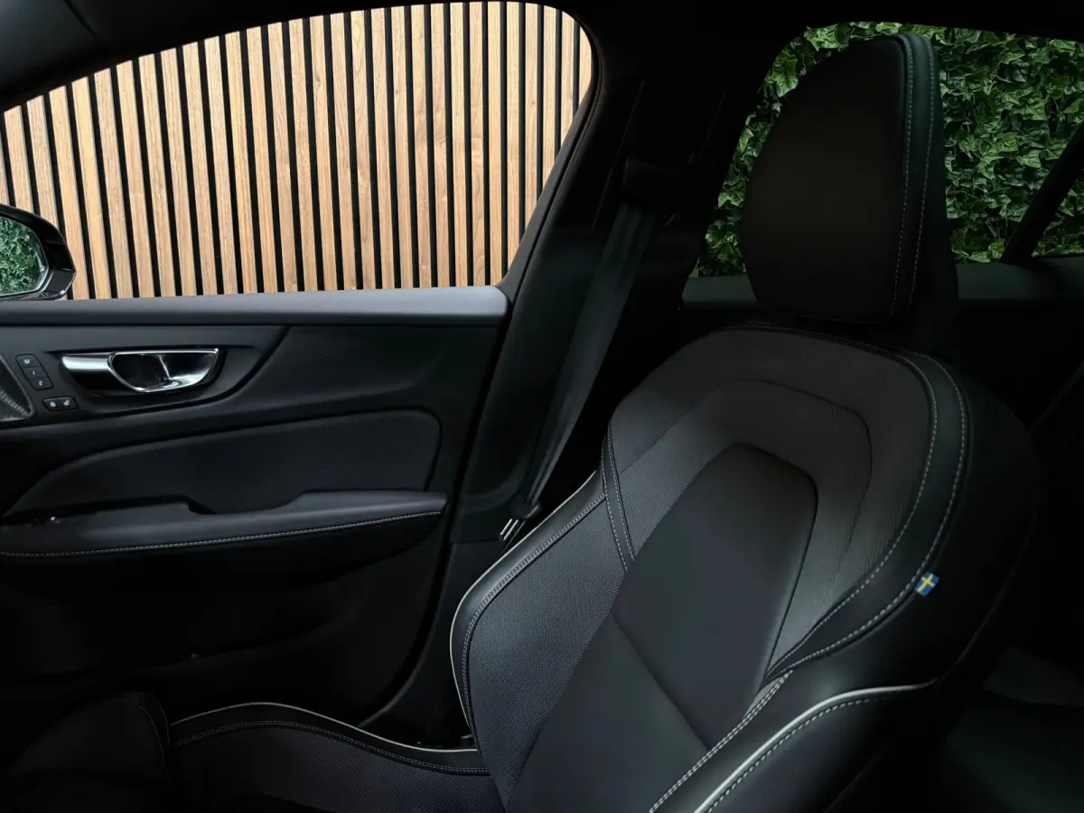 T6 AWD Recharge Plus Dark | Schuifdak | 360 Camera | Harman Kardon | Adaptieve Cruise Control | Stoelverwarming voor+achter | Stuurwielverwarming | Full LED Meesturende koplampen | Pilot Ass