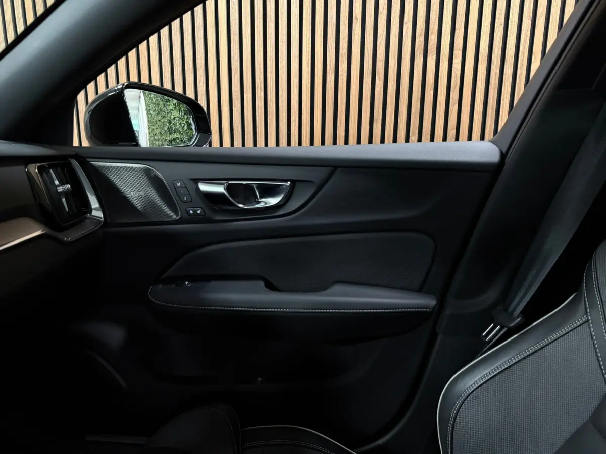T6 AWD Recharge Plus Dark | Schuifdak | 360 Camera | Harman Kardon | Adaptieve Cruise Control | Stoelverwarming voor+achter | Stuurwielverwarming | Full LED Meesturende koplampen | Pilot Ass