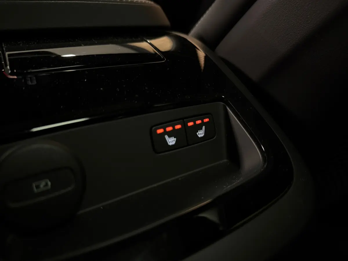 T6 AWD Recharge Plus Dark | Schuifdak | 360 Camera | Harman Kardon | Adaptieve Cruise Control | Stoelverwarming voor+achter | Stuurwielverwarming | Full LED Meesturende koplampen | Pilot Ass