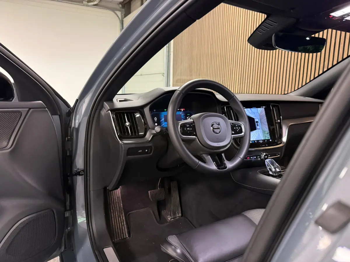 T6 AWD Recharge Plus Dark | Schuifdak | 360 Camera | Harman Kardon | Adaptieve Cruise Control | Stoelverwarming voor+achter | Stuurwielverwarming | Full LED Meesturende koplampen | Pilot Ass