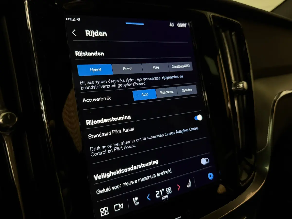 T6 AWD Recharge Plus Dark | Schuifdak | 360 Camera | Harman Kardon | Adaptieve Cruise Control | Stoelverwarming voor+achter | Stuurwielverwarming | Full LED Meesturende koplampen | Pilot Ass