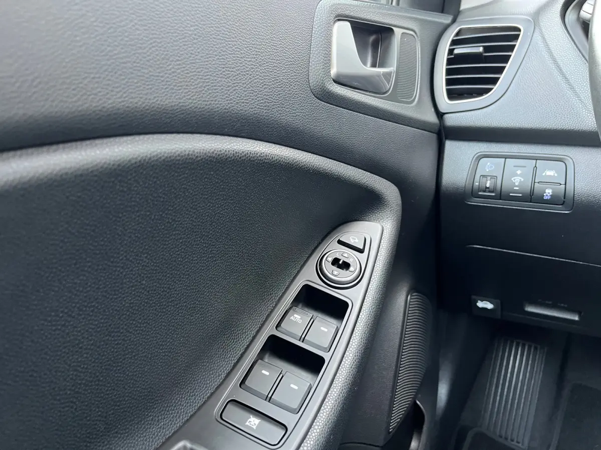 1.0 T-GDI Comfort 100PK/Camera/Leder/Carplay/Navigatie/Clima/Cruise/Trekhaak/2De Eigenaar/Nieuwstaat !!