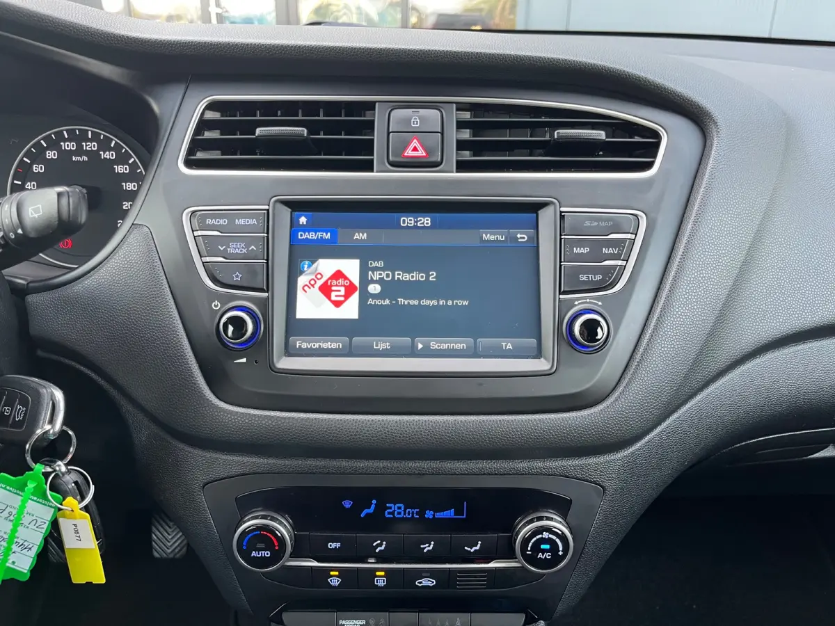 1.0 T-GDI Comfort 100PK/Camera/Leder/Carplay/Navigatie/Clima/Cruise/Trekhaak/2De Eigenaar/Nieuwstaat !!
