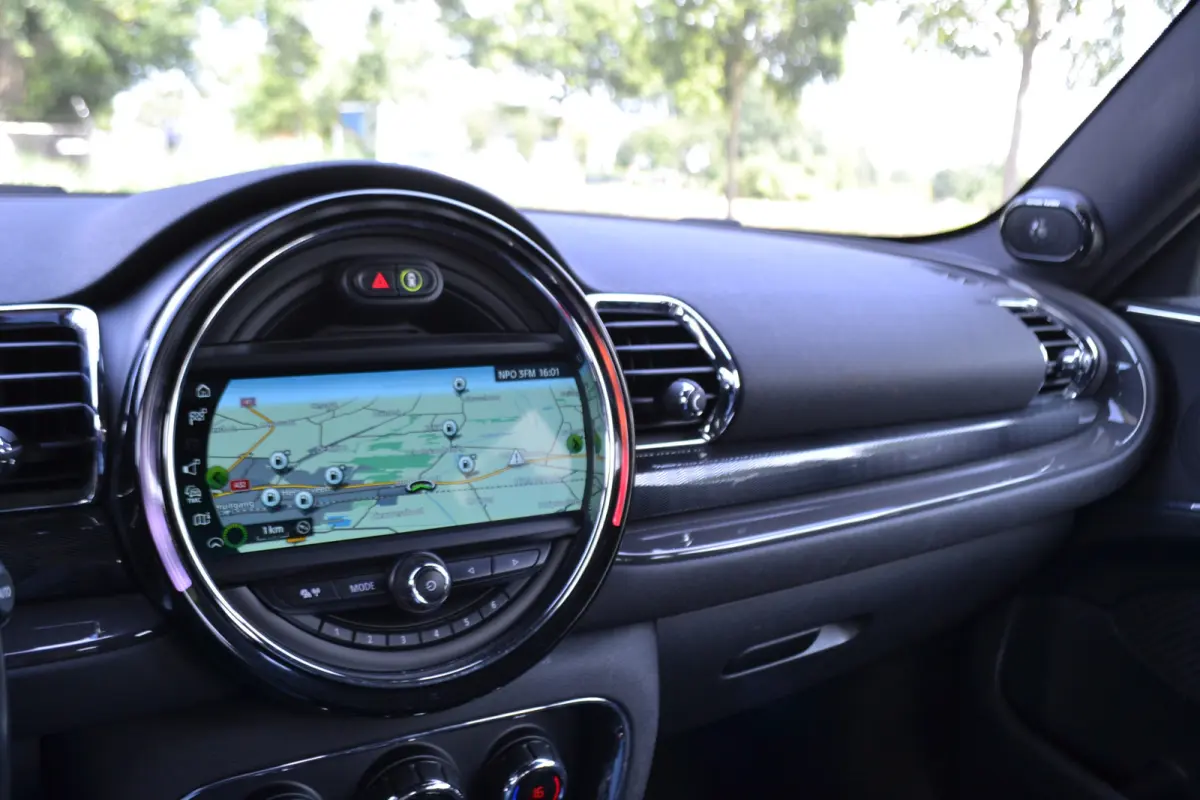 1.5 Cooper Chili Serious | Led | Sportstoel | Harman Kardon | Navi | Keyless Entry | 18 inch. Dealer onderhouden!