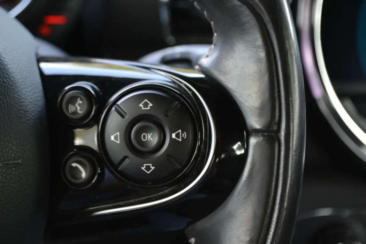1.5 Cooper Chili Serious | Led | Sportstoel | Harman Kardon | Navi | Keyless Entry | 18 inch. Dealer onderhouden!