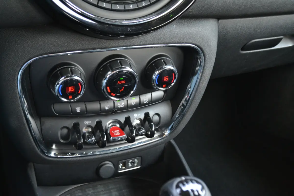 1.5 Cooper Chili Serious | Led | Sportstoel | Harman Kardon | Navi | Keyless Entry | 18 inch. Dealer onderhouden!