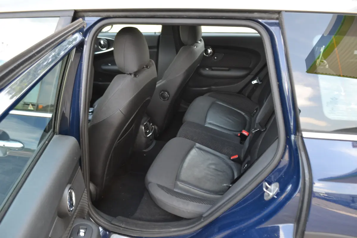1.5 Cooper Chili Serious | Led | Sportstoel | Harman Kardon | Navi | Keyless Entry | 18 inch. Dealer onderhouden!