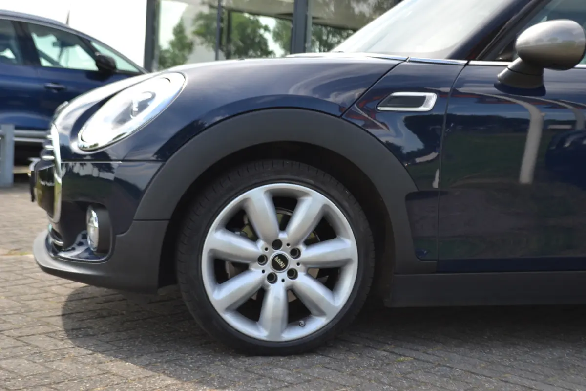 1.5 Cooper Chili Serious | Led | Sportstoel | Harman Kardon | Navi | Keyless Entry | 18 inch. Dealer onderhouden!